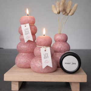 giftset met kaarsen en vaasje met droogbloemen